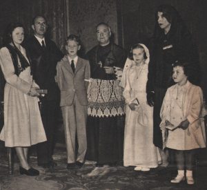 Re Umberto II e la Famiglia Reale al completo. Prima Comunione dei Principi Vittorio 