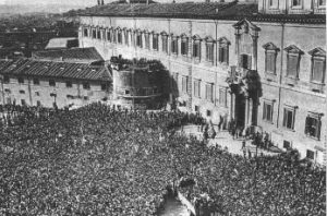 La piazza del Quirinale gremita il 10 Maggio 1946