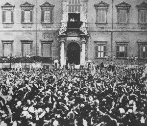 Il Re affacciato al balcone saluta il popolo di Roma accorso a festeggiare